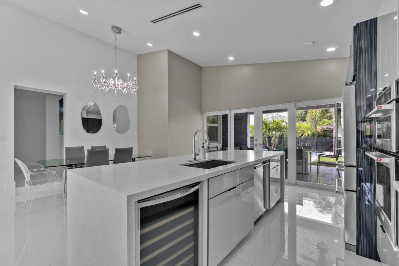 Appartamento Luxury House 4 Beds Heated Pool W Jaccuzzi North Bay Village Esterno foto